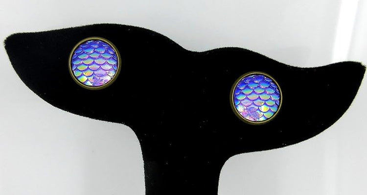Summerfield Collection Antiqued Gold-tone Metallic Mermaid Scale Stud Earrings 12mm (Purple/Blue AB)